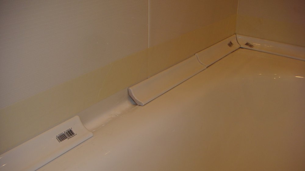 Чем заделать щель между ванной и стеной: керамические бордюры