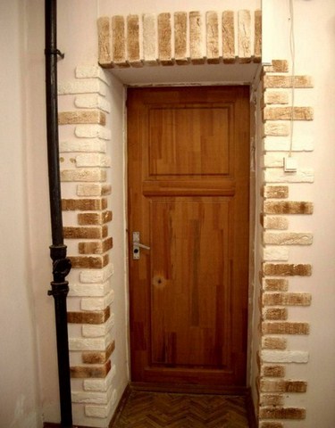 Дизайн отделки дверных проемов декоративным камнем