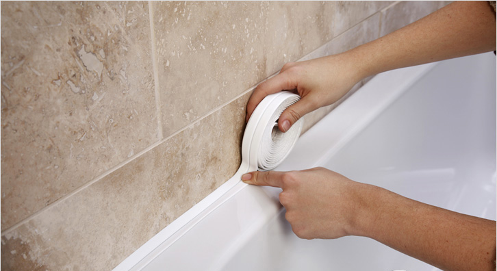 Чем заделать щель между ванной и стеной: пластиковая лента