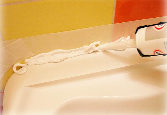Чем заделать щель между ванной и стеной: герметик