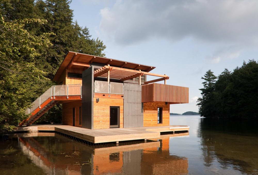 Деревянный дом на воде