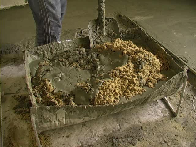 Приготовление бетона в корыте