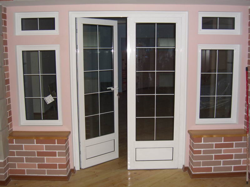Классические шпросы на дверях и окнах