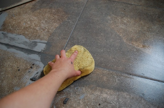 Нанесение цементной затирки на напольное покрытие