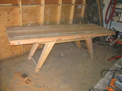 Большой стол из дерева